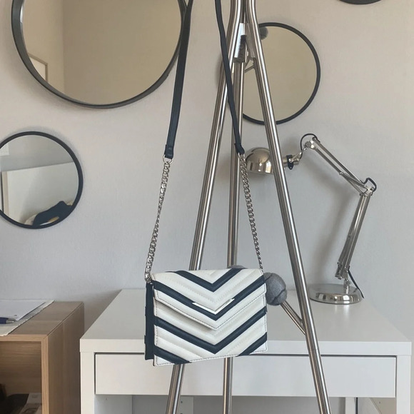 Express Cross Body - Picture 10 of 10